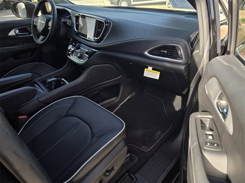 New 2026 Chrysler Pacifica Limited w/ S Appearance Package image 8