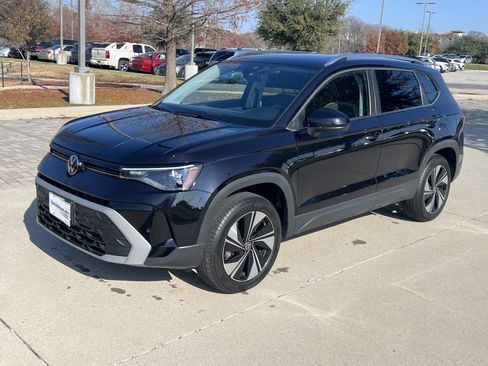 Certified 2025 Volkswagen Taos SE w/ Panoramic Sunroof Package image 5