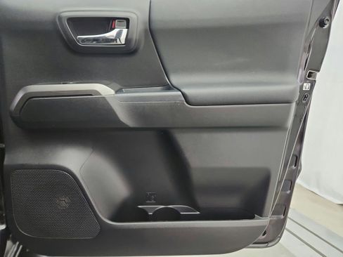 Used 2016 Toyota Tacoma TRD Off-Road AWD/4WD image 32