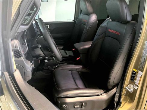 Used 2025 Jeep Wrangler Unlimited Rubicon w/ Convenience Group AWD/4WD image 8