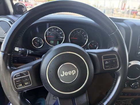 Used 2014 Jeep Wrangler Unlimited Rubicon w/ Connectivity Group AWD/4WD image 13