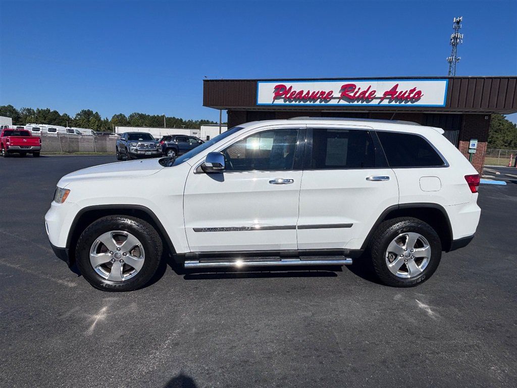 Used 2013 Jeep Grand Cherokee Limited w/ Luxury Group II AWD/4WD image 2