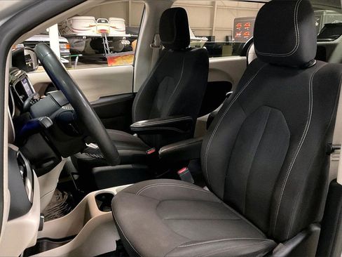 Used 2024 Chrysler Voyager LX image 23