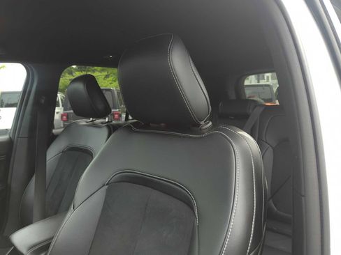 Used 2023 Jeep Grand Cherokee Altitude AWD/4WD image 15