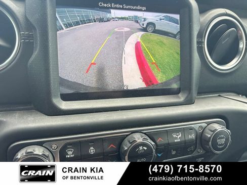 Used 2018 Jeep Wrangler Unlimited Sahara AWD/4WD image 17
