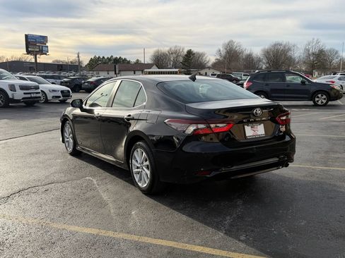 Used 2021 Toyota Camry LE image 2