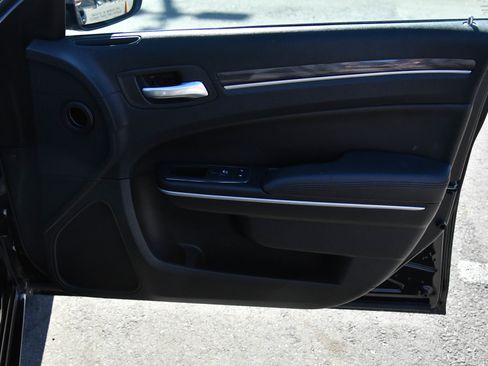 Used 2022 Chrysler 300 Touring w/ Sport Appearance Package image 39