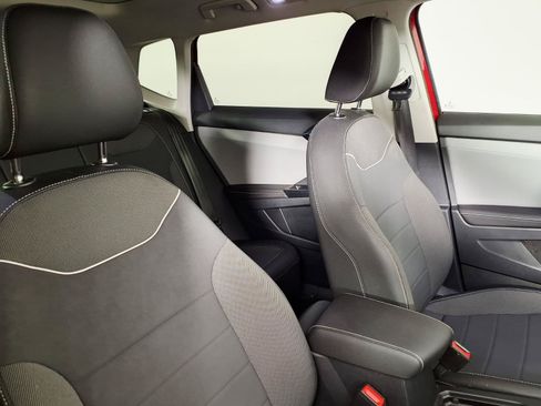 Used 2024 Volkswagen Taos SE w/ Panoramic Sunroof Package FWD image 10