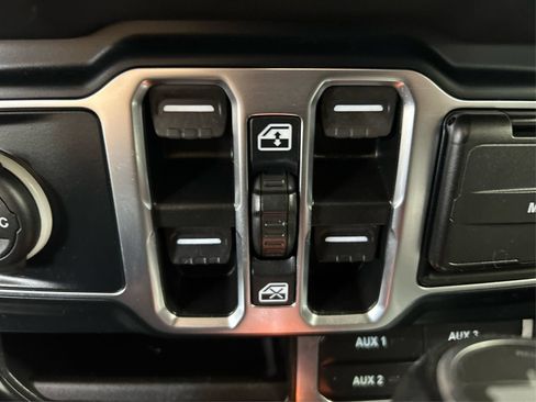 Used 2024 Jeep Wrangler Unlimited Sahara AWD/4WD image 30