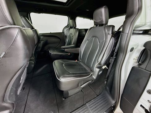 Used 2025 Chrysler Pacifica Limited FWD image 23