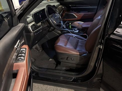 Used 2023 Kia Telluride EX w/ EX Captain's Chair Package FWD image 4