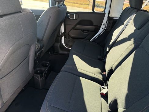 Used 2025 Jeep Wrangler Sahara image 12