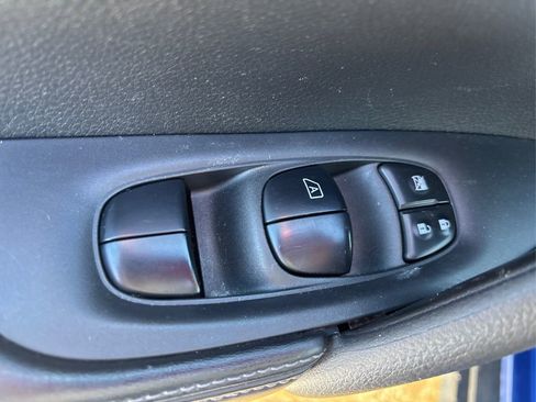 Used 2020 Nissan Rogue SV image 34