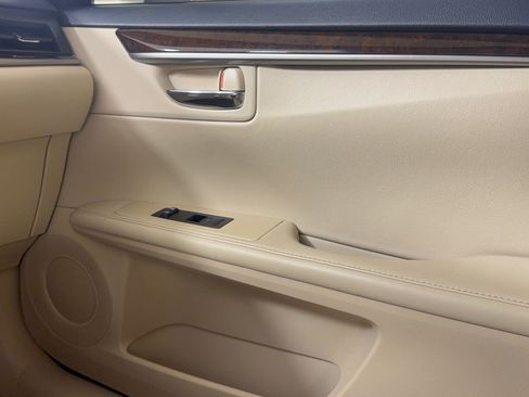 Used 2015 Lexus ES 350 w/ Luxury Package FWD image 14