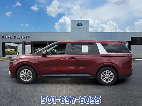 Used 2024 Kia Carnival LX FWD image 2