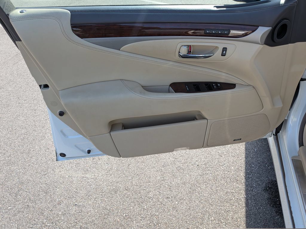 Used 2013 Lexus LS 460 w/ Comfort Pkg RWD image 8