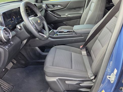 Used 2025 Chevrolet Equinox LT FWD image 3