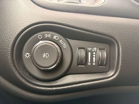 Used 2022 Jeep Renegade Latitude w/ Convenience Group AWD/4WD image 24