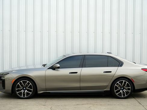 Used 2023 BMW i7 xDrive60 image 9