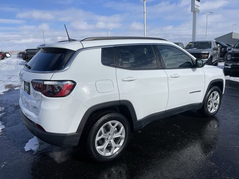 Used 2024 Jeep Compass Latitude image 4