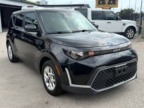 Used 2023 Kia Soul LX w/ LX Technology Package FWD image 3