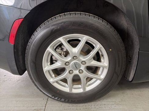 Used 2023 Chrysler Pacifica Touring-L image 13