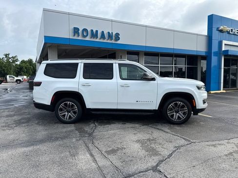 Used 2024 Jeep Wagoneer Series II w/ Flexible Seating Group RWD image 2
