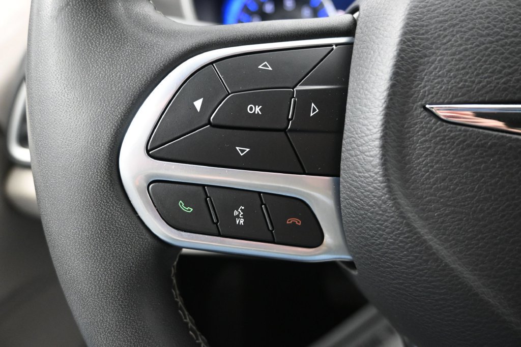 Used 2023 Chrysler Pacifica Touring-L FWD image 25