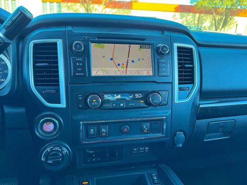 Used 2019 Nissan Titan SV w/ SV Convenience Package image 18