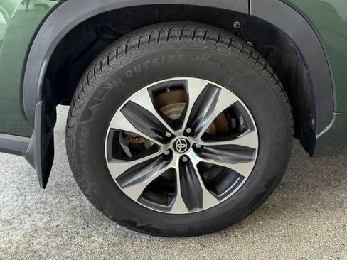 Used 2024 Toyota Highlander XLE AWD/4WD image 27