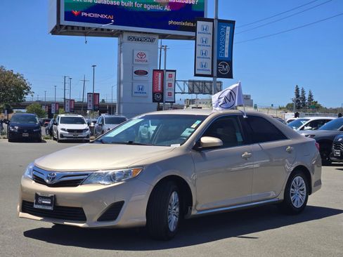 Used 2012 Toyota Camry LE FWD image 3