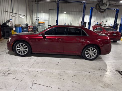 Used 2017 Chrysler 300 Limited image 19