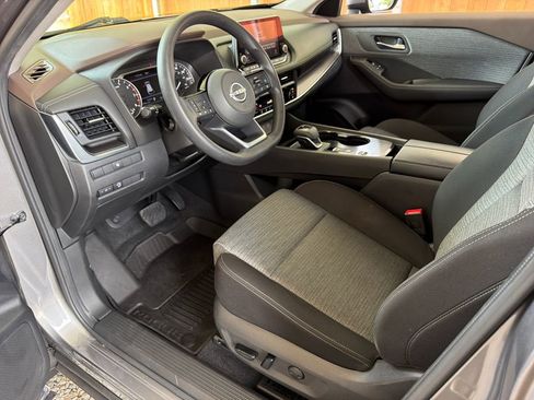 Used 2023 Nissan Rogue SV FWD image 2