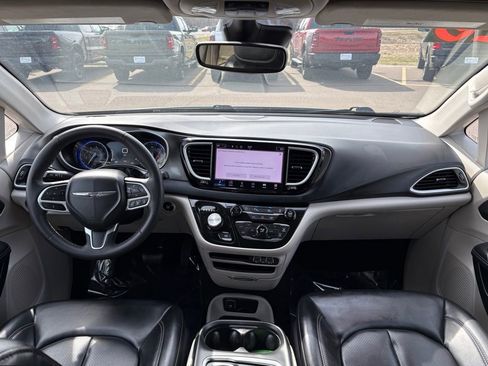 Certified 2023 Chrysler Pacifica Touring-L FWD image 18