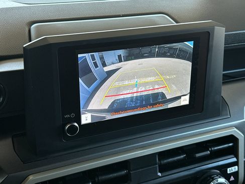 Used 2025 Toyota Tacoma SR5 AWD/4WD image 16
