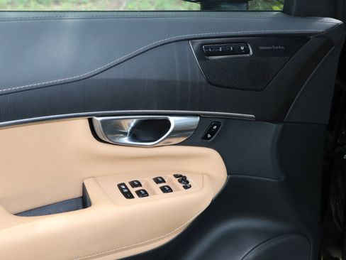 Used 2023 Volvo XC90 T8 Ultimate image 10