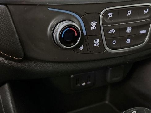 Used 2018 Chevrolet Traverse LT image 17