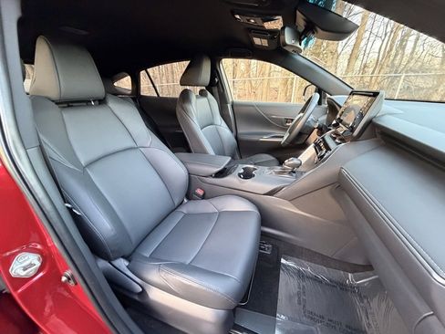 Used 2022 Toyota Venza XLE image 9