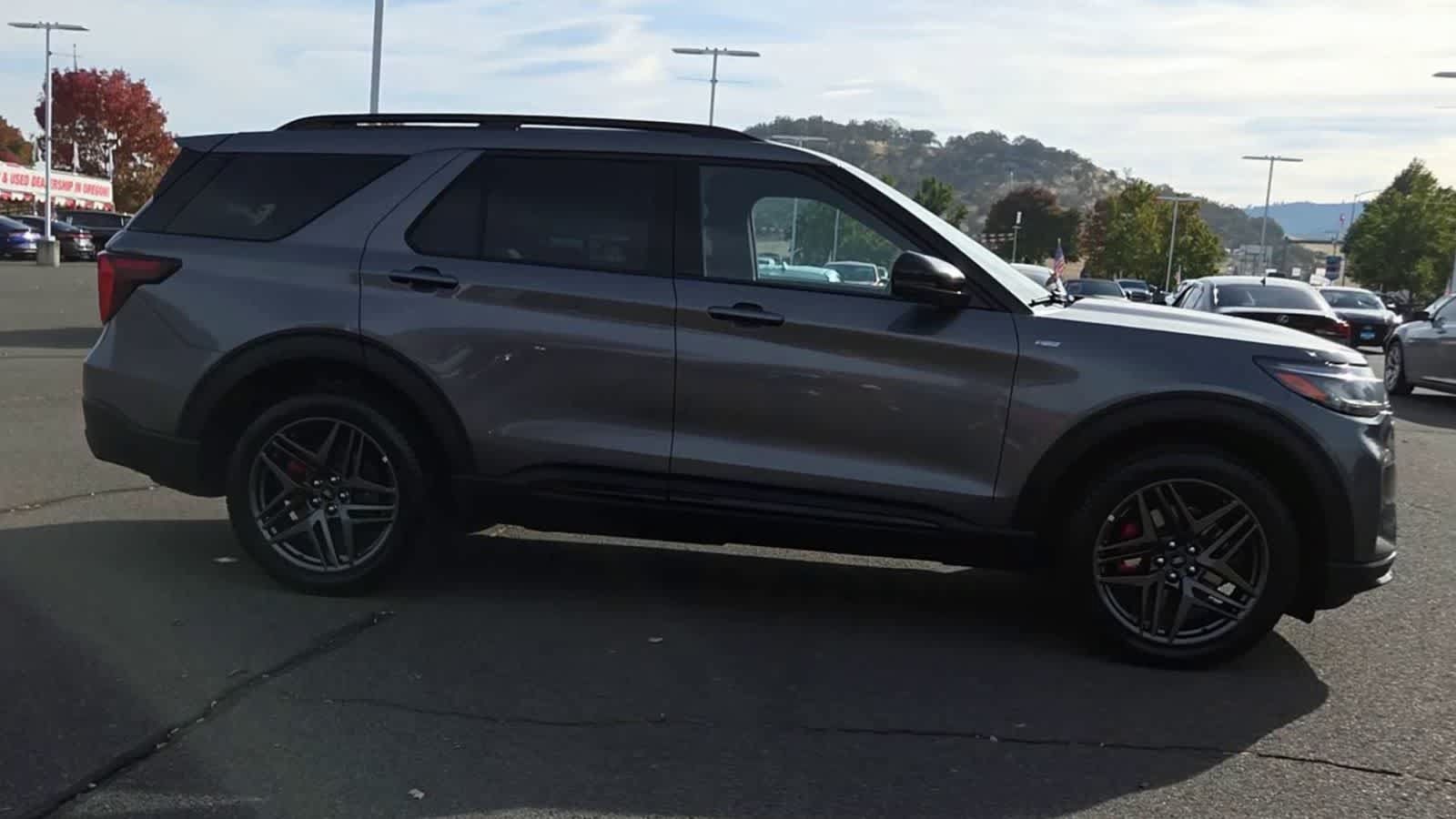 Used 2025 Ford Explorer ST-Line w/ ST-Line Street Pack AWD/4WD image 9
