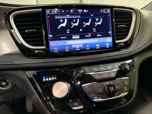 Used 2025 Chrysler Pacifica Select FWD image 19