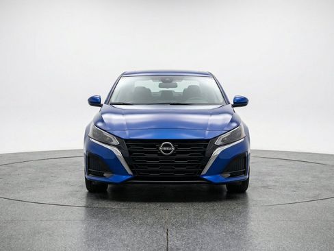 Used 2025 Nissan Altima 2.5 SV FWD image 2