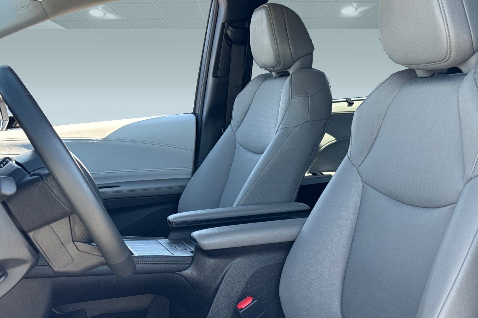 Used 2026 Toyota Sienna XLE FWD image 5