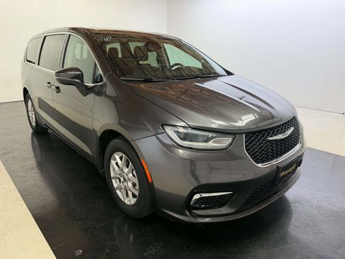 Used 2023 Chrysler Pacifica Touring-L FWD image 5