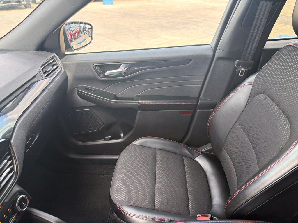 Used 2025 Ford Escape ST-Line Select AWD/4WD image 27