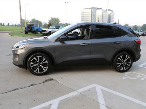 Used 2021 Ford Escape SE w/ SE Sport Appearance Package image 3