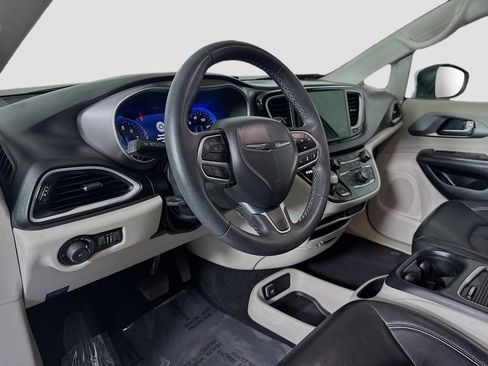 Used 2023 Chrysler Pacifica Touring-L image 23
