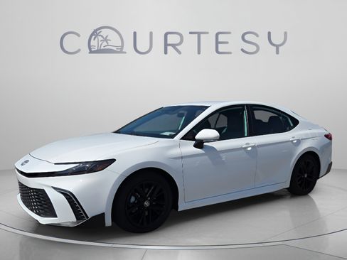 Certified 2026 Toyota Camry SE FWD image 1