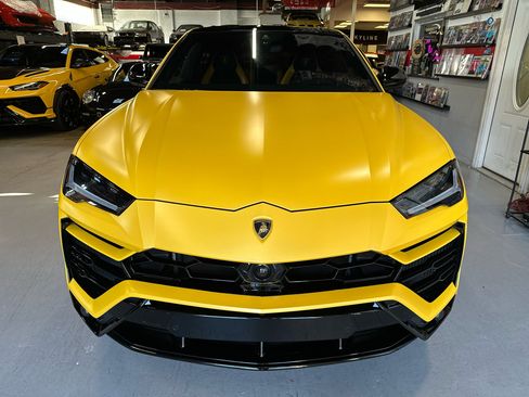 Used 2022 Lamborghini Urus Base image 2