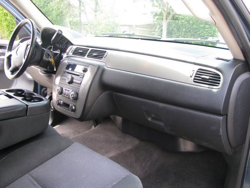 Used 2010 Chevrolet Suburban LS RWD image 14
