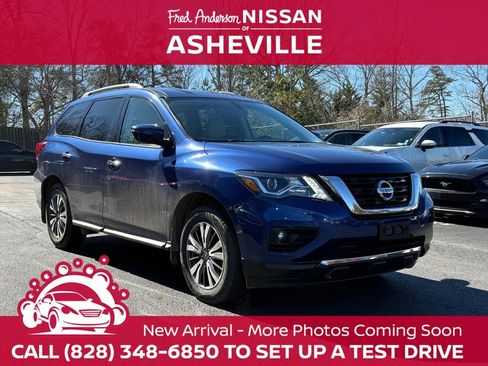 Used 2020 Nissan Pathfinder SV image 1